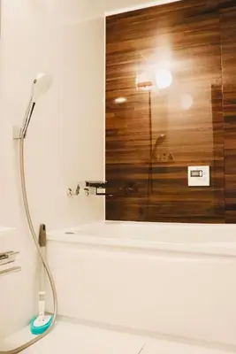 a shower in a bathroom with a glass window at \u6c60\u888b\u65b0\u5bbf\u6da9\u8c37\u4e09\u5730\u57fc\u4eac\u7ebf9\u5206\u81f316\u5206\u76f4\u8fbe \u53ef\u4f4f2\u4eba\u81f310\u4eba \u661f\u306e\u5712 in Tokyo