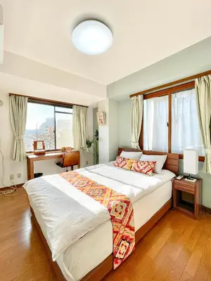 a bedroom with a large bed and a desk at \u6c60\u888b\u65b0\u5bbf\u6da9\u8c37\u4e09\u5730\u57fc\u4eac\u7ebf9\u5206\u81f316\u5206\u76f4\u8fbe \u53ef\u4f4f2\u4eba\u81f310\u4eba \u661f\u306e\u5712 in Tokyo