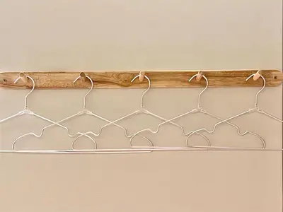 a metal wire rack with hooks on a wall at \u4e1c\u4eac\u4e0a\u91ce\u8d85\u7ea7\u4e2d\u5fc3 \u8bbe\u8ba1\u5e08\u623f\u95f4Yaob \u4e0a\u91ce\u516c\u56ed3\u5206\u949f \u8f66\u7ad91\u5206\u949f \u8d85\u7ea7\u7e41\u534e \u514d\u8d39wifi \u6234\u68ee\u5439\u98ce in Tokyo