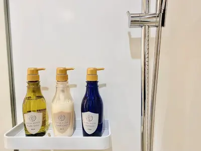 three bottles of wine sitting in a refrigerator at \u4e1c\u4eac\u4e0a\u91ce\u8d85\u7ea7\u4e2d\u5fc3 \u8bbe\u8ba1\u5e08\u623f\u95f4Yaob \u4e0a\u91ce\u516c\u56ed3\u5206\u949f \u8f66\u7ad91\u5206\u949f \u8d85\u7ea7\u7e41\u534e \u514d\u8d39wifi \u6234\u68ee\u5439\u98ce in Tokyo
