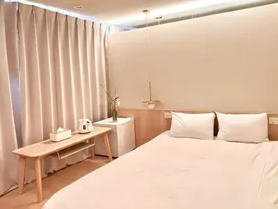 a small room with a bed and a table at \u4e1c\u4eac\u4e0a\u91ce\u8d85\u7ea7\u4e2d\u5fc3 \u8bbe\u8ba1\u5e08\u623f\u95f4Yaob \u4e0a\u91ce\u516c\u56ed3\u5206\u949f \u8f66\u7ad91\u5206\u949f \u8d85\u7ea7\u7e41\u534e \u514d\u8d39wifi \u6234\u68ee\u5439\u98ce in Tokyo