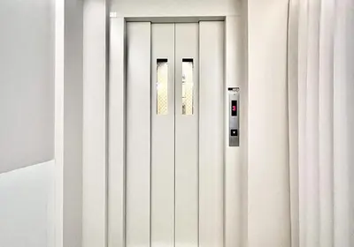 a white door with two windows in a room at \u4e1c\u4eac\u4e0a\u91ce\u8d85\u7ea7\u4e2d\u5fc3 \u8bbe\u8ba1\u5e08\u623f\u95f4Yaob \u4e0a\u91ce\u516c\u56ed3\u5206\u949f \u8f66\u7ad91\u5206\u949f \u8d85\u7ea7\u7e41\u534e \u514d\u8d39wifi \u6234\u68ee\u5439\u98ce in Tokyo