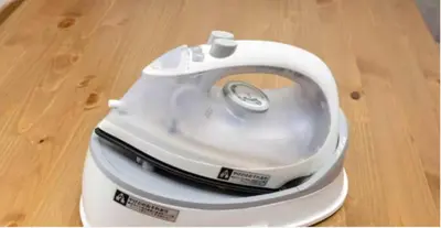 a white blender sitting on top of a wooden table at \u7b39\u585a\u6238\u5efa in Tokyo