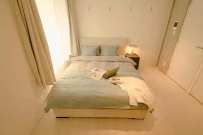 a bed in a small room with a window at FL Residence Seeikokan III in Tokyo