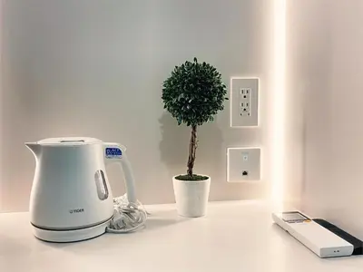 a coffee maker and a potted plant on a counter at \u4e1c\u4eac\u4e0a\u91ce\u8d85\u7ea7\u4e2d\u5fc3 \u8bbe\u8ba1\u5e08\u623f\u95f4Ybob \u4e0a\u91ce\u516c\u56ed3\u5206\u949f \u8f66\u7ad91\u5206\u949f \u8d85\u7ea7\u7e41\u534e \u514d\u8d39wifi \u6234\u68ee\u5439\u98ce in Tokyo