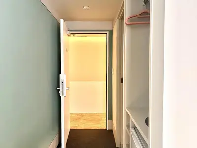 a hallway with a door leading to a room with a beach at \u4e1c\u4eac\u4e0a\u91ce\u8d85\u7ea7\u4e2d\u5fc3 \u8bbe\u8ba1\u5e08\u623f\u95f4Ybob \u4e0a\u91ce\u516c\u56ed3\u5206\u949f \u8f66\u7ad91\u5206\u949f \u8d85\u7ea7\u7e41\u534e \u514d\u8d39wifi \u6234\u68ee\u5439\u98ce in Tokyo