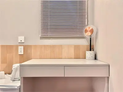 a white desk in a room with a window at \u4e1c\u4eac\u4e0a\u91ce\u8d85\u7ea7\u4e2d\u5fc3 \u8bbe\u8ba1\u5e08\u623f\u95f4Ycoe \u4e0a\u91ce\u516c\u56ed3\u5206\u949f \u8f66\u7ad91\u5206\u949f \u8d85\u7ea7\u7e41\u534e \u514d\u8d39wifi \u6234\u68ee\u5439\u98ce in Tokyo