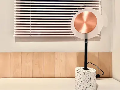 a lamp sitting on a table next to a window at \u4e1c\u4eac\u4e0a\u91ce\u8d85\u7ea7\u4e2d\u5fc3 \u8bbe\u8ba1\u5e08\u623f\u95f4Ycoe \u4e0a\u91ce\u516c\u56ed3\u5206\u949f \u8f66\u7ad91\u5206\u949f \u8d85\u7ea7\u7e41\u534e \u514d\u8d39wifi \u6234\u68ee\u5439\u98ce in Tokyo