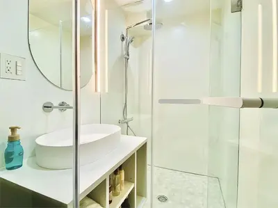 a white bathroom with a shower and a sink at \u4e1c\u4eac\u4e0a\u91ce\u8d85\u7ea7\u4e2d\u5fc3 \u8bbe\u8ba1\u5e08\u623f\u95f4Ycoe \u4e0a\u91ce\u516c\u56ed3\u5206\u949f \u8f66\u7ad91\u5206\u949f \u8d85\u7ea7\u7e41\u534e \u514d\u8d39wifi \u6234\u68ee\u5439\u98ce in Tokyo
