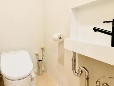 a white bathroom with a toilet and a roll of toilet paper at \u4e1c\u4eac\u4e0a\u91ce\u8d85\u7ea7\u4e2d\u5fc3 \u8bbe\u8ba1\u5e08\u623f\u95f4Ycoe \u4e0a\u91ce\u516c\u56ed3\u5206\u949f \u8f66\u7ad91\u5206\u949f \u8d85\u7ea7\u7e41\u534e \u514d\u8d39wifi \u6234\u68ee\u5439\u98ce in Tokyo