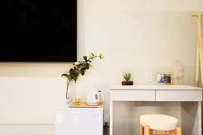 a living room with a tv on the wall at \u4e0a\u91ce\u8d85\u8c6a\u534e4\u4eba\u95f4 \u4e1c\u4eac\u8d85\u7ea7\u4e2d\u5fc3Ycod \u4e0a\u91ce\u516c\u56ed3\u5206\u949f \u8f66\u7ad91\u5206\u949f \u8d85\u7ea7\u7e41\u534e \u514d\u8d39wifi \u6234\u68ee\u5439\u98ce in Tokyo