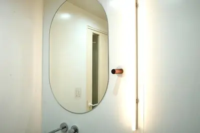 a bathroom with a mirror and a sink at \u4e0a\u91ce\u8d85\u8c6a\u534e4\u4eba\u95f4 \u4e1c\u4eac\u8d85\u7ea7\u4e2d\u5fc3Ycod \u4e0a\u91ce\u516c\u56ed3\u5206\u949f \u8f66\u7ad91\u5206\u949f \u8d85\u7ea7\u7e41\u534e \u514d\u8d39wifi \u6234\u68ee\u5439\u98ce in Tokyo