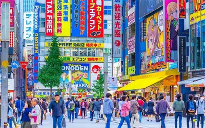 a crowd of people walking down a busy city street at \u4e0a\u91ce\u8d85\u8c6a\u534e4\u4eba\u95f4 \u4e1c\u4eac\u8d85\u7ea7\u4e2d\u5fc3Ycod \u4e0a\u91ce\u516c\u56ed3\u5206\u949f \u8f66\u7ad91\u5206\u949f \u8d85\u7ea7\u7e41\u534e \u514d\u8d39wifi \u6234\u68ee\u5439\u98ce in Tokyo