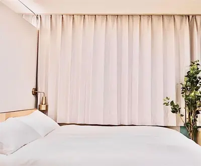 a bedroom with a white bed and a window at \u4e1c\u4eac\u4e0a\u91ce\u8d85\u8c6a\u534e4\u4eba\u95f4 \u4e1c\u4eac\u8d85\u7ea7\u4e2d\u5fc3\u8bbe\u8ba1\u5e08\u623f\u95f4Ybod \u4e0a\u91ce\u516c\u56ed3\u5206\u949f \u8f66\u7ad91\u5206\u949f \u8d85\u7ea7\u7e41\u534e \u514d\u8d39wifi \u6234\u68ee\u5439\u98ce in Tokyo