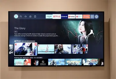 a television screen with a movie website on it at \u4e1c\u4eac\u4e0a\u91ce\u8d85\u8c6a\u534e4\u4eba\u95f4 \u4e1c\u4eac\u8d85\u7ea7\u4e2d\u5fc3\u8bbe\u8ba1\u5e08\u623f\u95f4Ybod \u4e0a\u91ce\u516c\u56ed3\u5206\u949f \u8f66\u7ad91\u5206\u949f \u8d85\u7ea7\u7e41\u534e \u514d\u8d39wifi \u6234\u68ee\u5439\u98ce in Tokyo