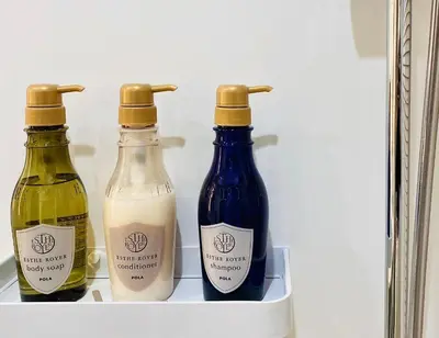 three bottles of wine sitting on a shelf in a refrigerator at \u4e1c\u4eac\u4e0a\u91ce\u8d85\u8c6a\u534e4\u4eba\u95f4 \u4e1c\u4eac\u8d85\u7ea7\u4e2d\u5fc3\u8bbe\u8ba1\u5e08\u623f\u95f4Ybod \u4e0a\u91ce\u516c\u56ed3\u5206\u949f \u8f66\u7ad91\u5206\u949f \u8d85\u7ea7\u7e41\u534e \u514d\u8d39wifi \u6234\u68ee\u5439\u98ce in Tokyo