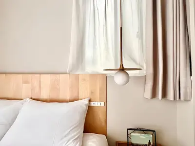 a bedroom with a bed and a window at \u4e0a\u91ce\u8d85\u8c6a\u534e4\u4eba\u95f4 \u4e1c\u4eac\u8d85\u7ea7\u4e2d\u5fc3Ydoa \u8bbe\u8ba1\u5e08\u623f\u95f4 \u4e0a\u91ce\u516c\u56ed3\u5206\u949f \u8f66\u7ad91\u5206\u949f \u8d85\u7ea7\u7e41\u534e \u514d\u8d39wifi \u6234\u68ee\u5439\u98ce in Tokyo