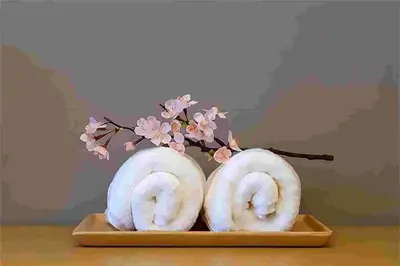 two donuts sitting on a tray with a flower arrangement at \u4e0a\u91ce\u8d85\u8c6a\u534e4\u4eba\u95f4 \u4e1c\u4eac\u8d85\u7ea7\u4e2d\u5fc3Ydoa \u8bbe\u8ba1\u5e08\u623f\u95f4 \u4e0a\u91ce\u516c\u56ed3\u5206\u949f \u8f66\u7ad91\u5206\u949f \u8d85\u7ea7\u7e41\u534e \u514d\u8d39wifi \u6234\u68ee\u5439\u98ce in Tokyo