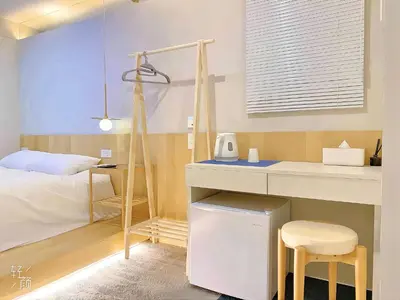 a bedroom with a bed and a sink and a desk at \u4e1c\u4eac\u4e0a\u91ce\u8d85\u7ea7\u4e2d\u5fc3 \u8bbe\u8ba1\u5e08\u623f\u95f4Yboe \u4e0a\u91ce\u516c\u56ed3\u5206\u949f \u8f66\u7ad91\u5206\u949f \u8d85\u7ea7\u7e41\u534e \u514d\u8d39wifi \u6234\u68ee\u5439\u98ce in Tokyo