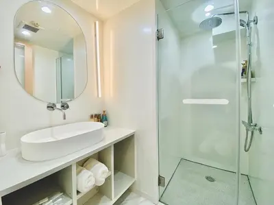 a bathroom with a sink and a shower at \u4e1c\u4eac\u4e0a\u91ce\u8d85\u7ea7\u4e2d\u5fc3 \u8bbe\u8ba1\u5e08\u623f\u95f4Yboe \u4e0a\u91ce\u516c\u56ed3\u5206\u949f \u8f66\u7ad91\u5206\u949f \u8d85\u7ea7\u7e41\u534e \u514d\u8d39wifi \u6234\u68ee\u5439\u98ce in Tokyo
