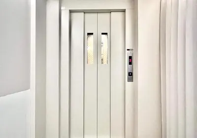 a white door with two windows in a room at \u4e1c\u4eac\u4e0a\u91ce\u8d85\u7ea7\u4e2d\u5fc3 \u8bbe\u8ba1\u5e08\u623f\u95f4Yboe \u4e0a\u91ce\u516c\u56ed3\u5206\u949f \u8f66\u7ad91\u5206\u949f \u8d85\u7ea7\u7e41\u534e \u514d\u8d39wifi \u6234\u68ee\u5439\u98ce in Tokyo