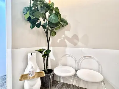 a room with two white chairs and a potted plant at \u4e1c\u4eac\u4e0a\u91ce\u8d85\u7ea7\u4e2d\u5fc3 \u8bbe\u8ba1\u5e08\u623f\u95f4Yboe \u4e0a\u91ce\u516c\u56ed3\u5206\u949f \u8f66\u7ad91\u5206\u949f \u8d85\u7ea7\u7e41\u534e \u514d\u8d39wifi \u6234\u68ee\u5439\u98ce in Tokyo