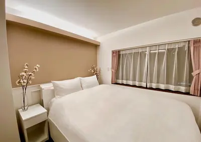 a bedroom with a large white bed and a window at 超级奢华 近秋叶原东京站Kaoa奢华套房带厨房 超豪华戴森&POLA顶级配置 4分钟到东京站 3分钟到地铁 in Tokyo