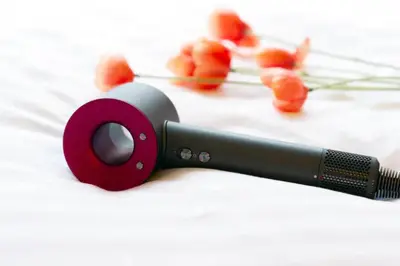 a red and black brush on a white background at 都心罕见东京奢华设计师Keob带榻榻米 戴森&POLA顶级配置4分钟到东京站 20分钟到迪士尼 最大3人 in Tokyo