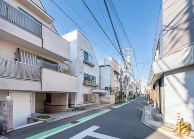 an empty street in an alley with buildings at \u65b0\u5bbf6\u4e01\u76ee\u6238\u5efa in Tokyo