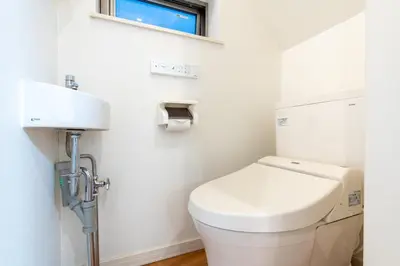 a small bathroom with a toilet and a sink at \u65b0\u5bbf6\u4e01\u76ee\u6238\u5efa in Tokyo