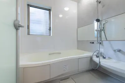 a white bathroom with a tub and a window at \u65b0\u5bbf6\u4e01\u76ee\u6238\u5efa in Tokyo
