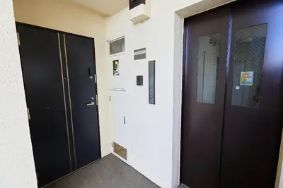 a pair of black doors in a hallway at \u9326\u7cfb\u753a\u5929\u7a7a\u6a39\u666f\u89c0\u98ef\u5e97 Skytree View Kinshicho - crib free in Tokyo