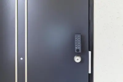 a close up of a door with a remote control at \u9326\u7cfb\u753a\u5929\u7a7a\u6a39\u666f\u89c0\u98ef\u5e97 Skytree View Kinshicho - crib free in Tokyo