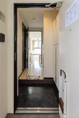 a hallway with a door leading into a room at \u9326\u7cfb\u753a\u5929\u7a7a\u6a39\u666f\u89c0\u98ef\u5e97 Skytree View Kinshicho - crib free in Tokyo