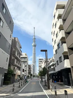 a city street with a tower in the background at \u9326\u7cfb\u753a\u5929\u7a7a\u6a39\u666f\u89c0\u98ef\u5e97 Skytree View Kinshicho - crib free in Tokyo
