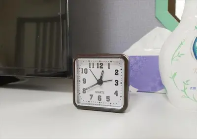 a clock sitting on a table next to a vase at Hirojo Building 203,303,403,603,703 - Vacation STAY 15419 in Tokyo