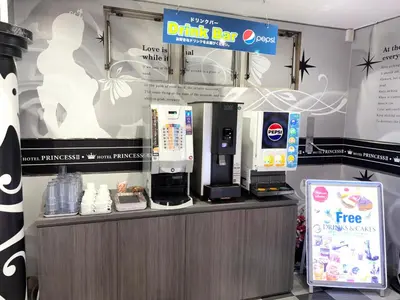 a drink bar with a coffee machine on a counter at Hotel PRINCESS2 -\u5927\u4eba\u5c02\u7528- in Tokyo