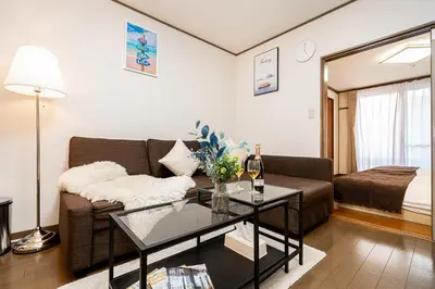 a living room with a couch and a glass table at \u62bc\u4e0a\u99c5\u304b\u3089\u5f92\u6b655\u5206 \u7121\u6599WiFi \u30b9\u30ab\u30a4\u30c4\u30ea\u304c\u773a\u671b\u3067\u304d\u307e\u3059 \u6700\u59276\u4ebaOK in Tokyo