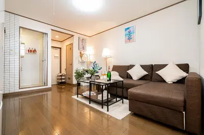 a living room with a couch and a table at \u62bc\u4e0a\u99c5\u304b\u3089\u5f92\u6b655\u5206 \u7121\u6599WiFi \u30b9\u30ab\u30a4\u30c4\u30ea\u304c\u773a\u671b\u3067\u304d\u307e\u3059 \u6700\u59276\u4ebaOK in Tokyo