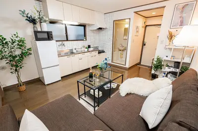 a living room with a couch and a table at \u62bc\u4e0a\u99c5\u304b\u3089\u5f92\u6b655\u5206 \u7121\u6599WiFi \u30b9\u30ab\u30a4\u30c4\u30ea\u304c\u773a\u671b\u3067\u304d\u307e\u3059 \u6700\u59276\u4ebaOK in Tokyo