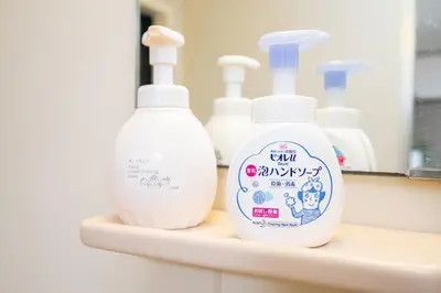 two bottles of detergent sitting on a shelf in a bathroom at \u62bc\u4e0a\u99c5\u304b\u3089\u5f92\u6b655\u5206 \u7121\u6599WiFi \u30b9\u30ab\u30a4\u30c4\u30ea\u304c\u773a\u671b\u3067\u304d\u307e\u3059 \u6700\u59276\u4ebaOK in Tokyo