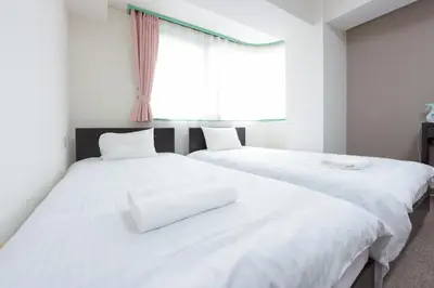 two white beds in a room with a window at Hirojo Building 203,303,403,603,703 - Vacation STAY 15454 in Tokyo