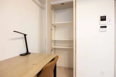a home office with a desk and a lamp at \u30a6\u30a7\u30eb\u30b9\u30af\u30a8\u30a2\u30a4\u30ba\u30e0\u6c60\u888b\u30a4\u30fc\u30b9\u30c8 in Tokyo