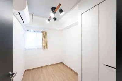 a room with white walls and a ceiling at \u30a6\u30a7\u30eb\u30b9\u30af\u30a8\u30a2\u30a4\u30ba\u30e0\u6c60\u888b\u30a4\u30fc\u30b9\u30c8 in Tokyo