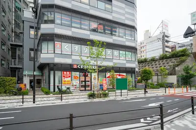 a building on a street in a city at \u30a6\u30a7\u30eb\u30b9\u30af\u30a8\u30a2\u30a4\u30ba\u30e0\u6c60\u888b\u30a4\u30fc\u30b9\u30c8 in Tokyo