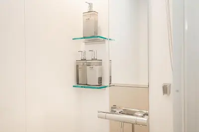 a bathroom with a sink and a mirror at ZAITO Tokyo Skytree Yokokawa III \u9326\u7cf8\u753a\u99c5\u304b\u3089\u5f92\u6b69\uff19\u5206 in Tokyo
