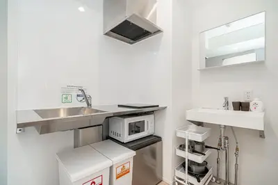 a kitchen with a sink and a microwave at ZAITO Tokyo Skytree Yokokawa III \u9326\u7cf8\u753a\u99c5\u304b\u3089\u5f92\u6b69\uff19\u5206 in Tokyo