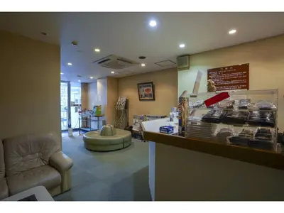 a waiting room with a counter and a table and chairs at Male Only Capsule Inn Hamamatsucho - Vacation STAY 68799v in Tokyo