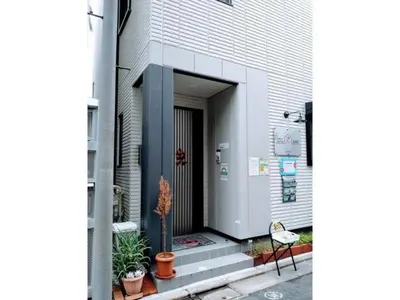 a door of a building with plants and a chair at Tokyo stay Hut SARI - Vacation STAY 84619v in Tokyo