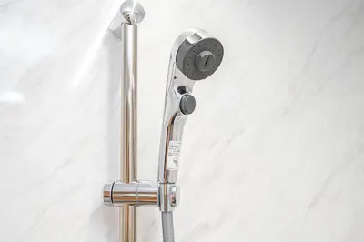 a metal towel rack with a light on a wall at ZAITO Tokyo Narihira Hotel\u3000\u62bc\u4e0a\u99c5\u304b\u3089\u5f92\u6b69\u516b\u5206\u30db\u30c6\u30eb in Tokyo